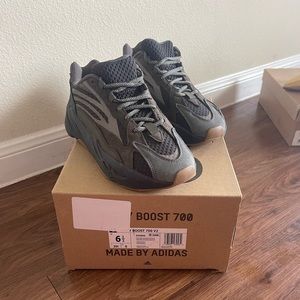 Yeezy Boost 700 V2 - Size 6.5